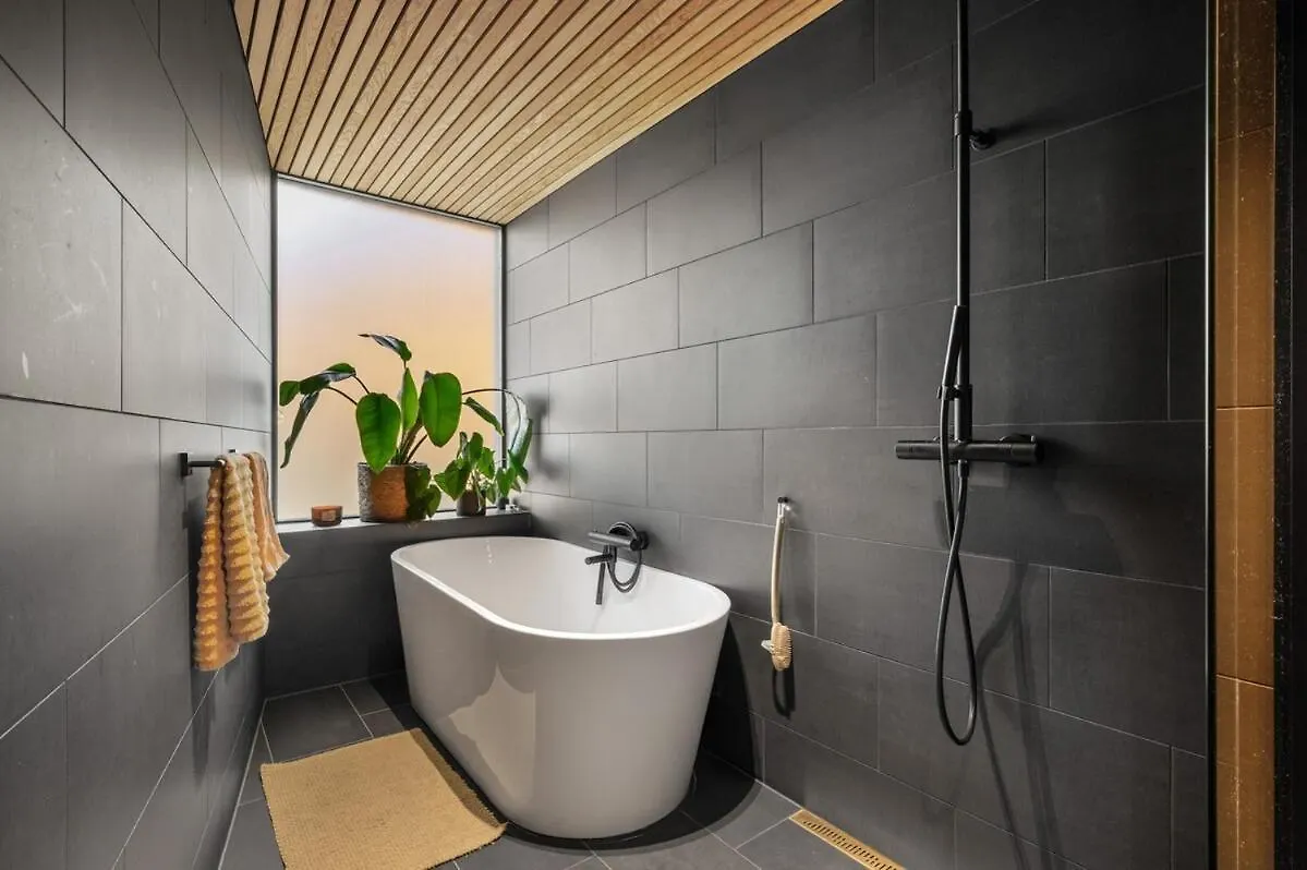 Stay In The Hollywood Hills Of Bergen With Breathtaking Views