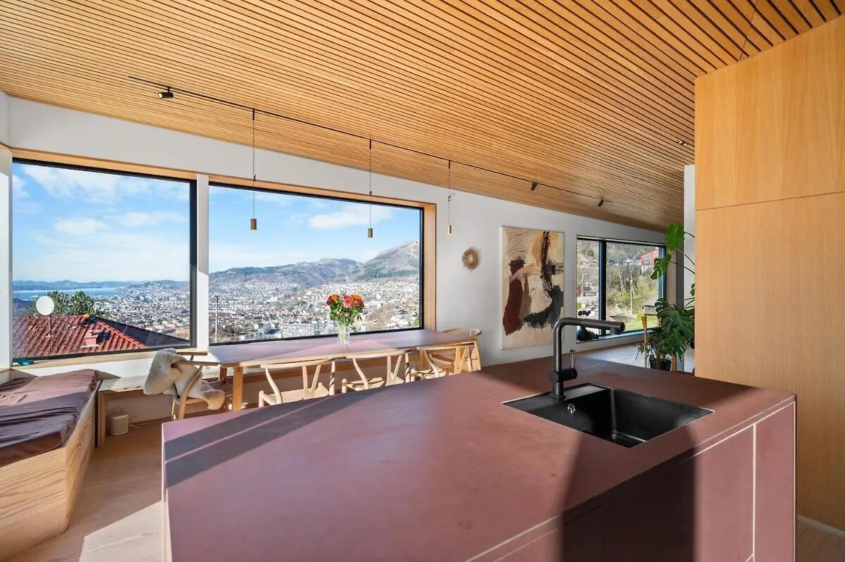 Stay In The Hollywood Hills Of Bergen With Breathtaking Views