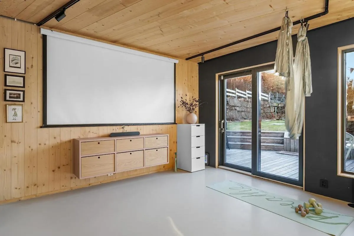 Stay In The Hollywood Hills Of Bergen With Breathtaking Views