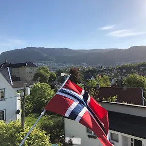 Apartment # 1 Mountain View With Free Street Parking, Bergen